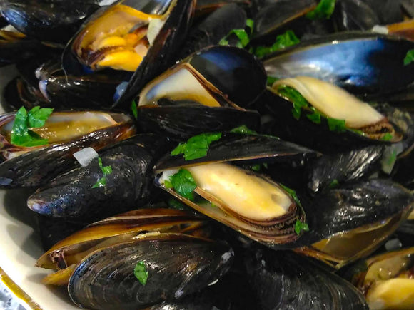 Steamed Brittany Bouchot Mussel Serve with Roasted Potato Wedges in Duck Fat