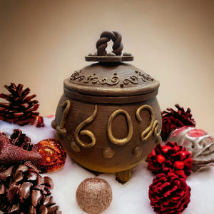 (Pre-Order , Only Available from 8th December Collection Only)Marmite de l'Escalade (dark chocolate pot)